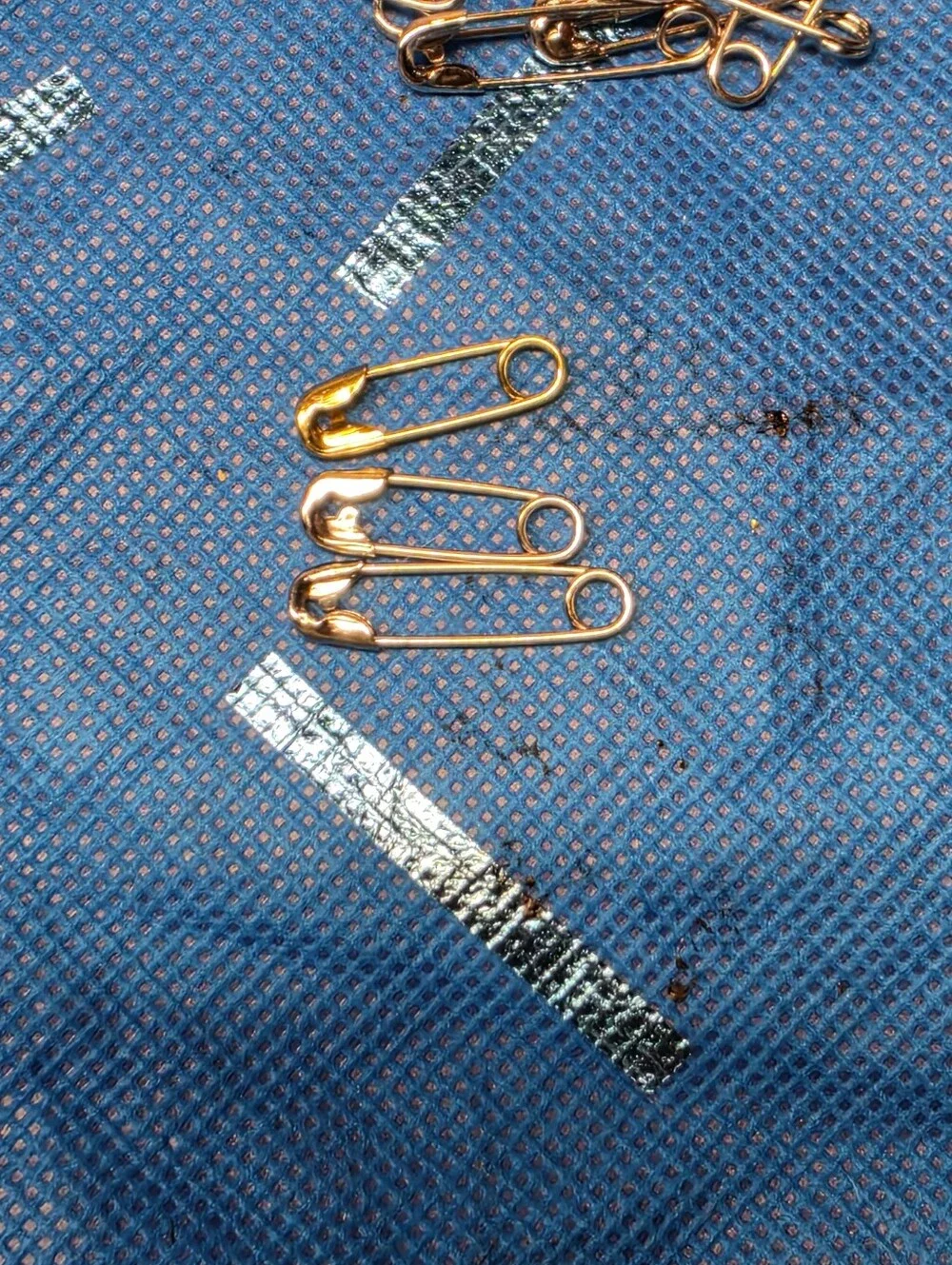 Lot Of Small 1/2 Inch Gold And Silver Safety Pins